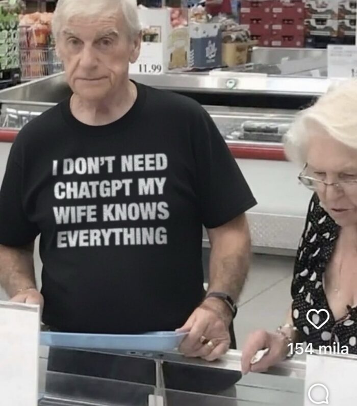 Uomo con maglietta divertente al supermercato