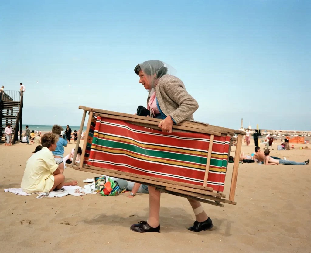Donna con lettino sulla spiaggia.