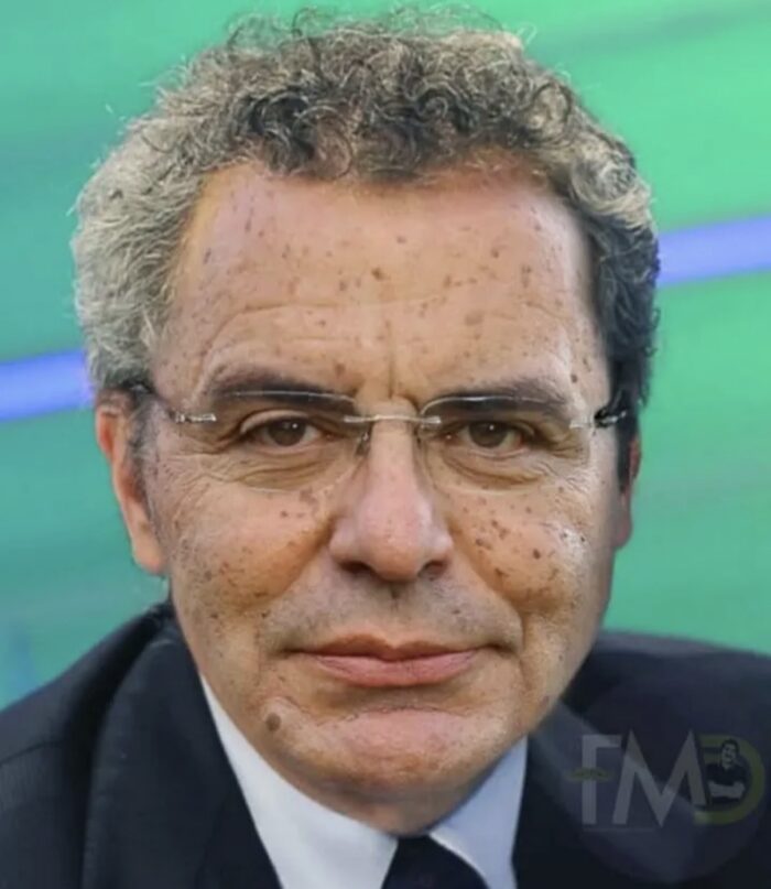 Uomo con capelli ricci e giacca