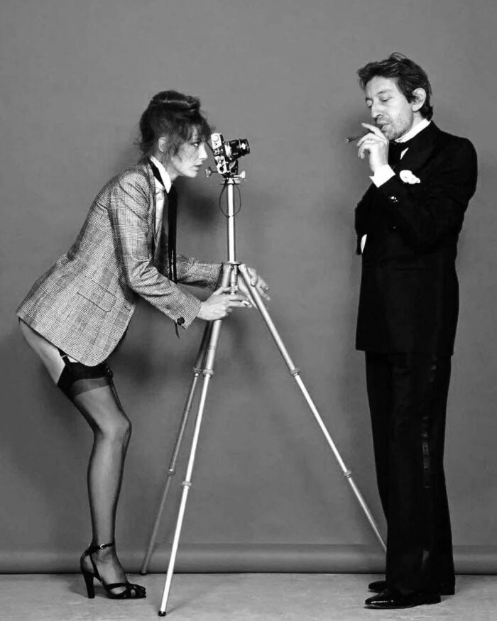 Modella con macchina fotografica vintage.