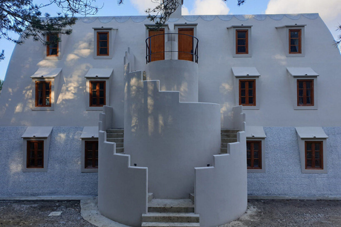 Casa moderna con scala distintiva.