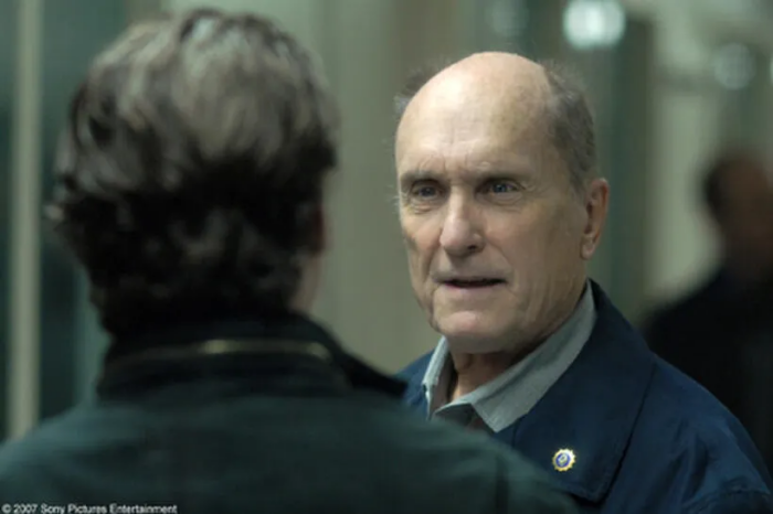 Due uomini in conversazione seria. Uno è Robert Duvall