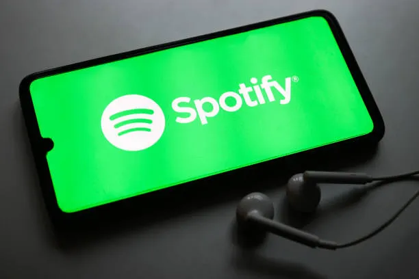 Telefono con logo Spotify e cuffie